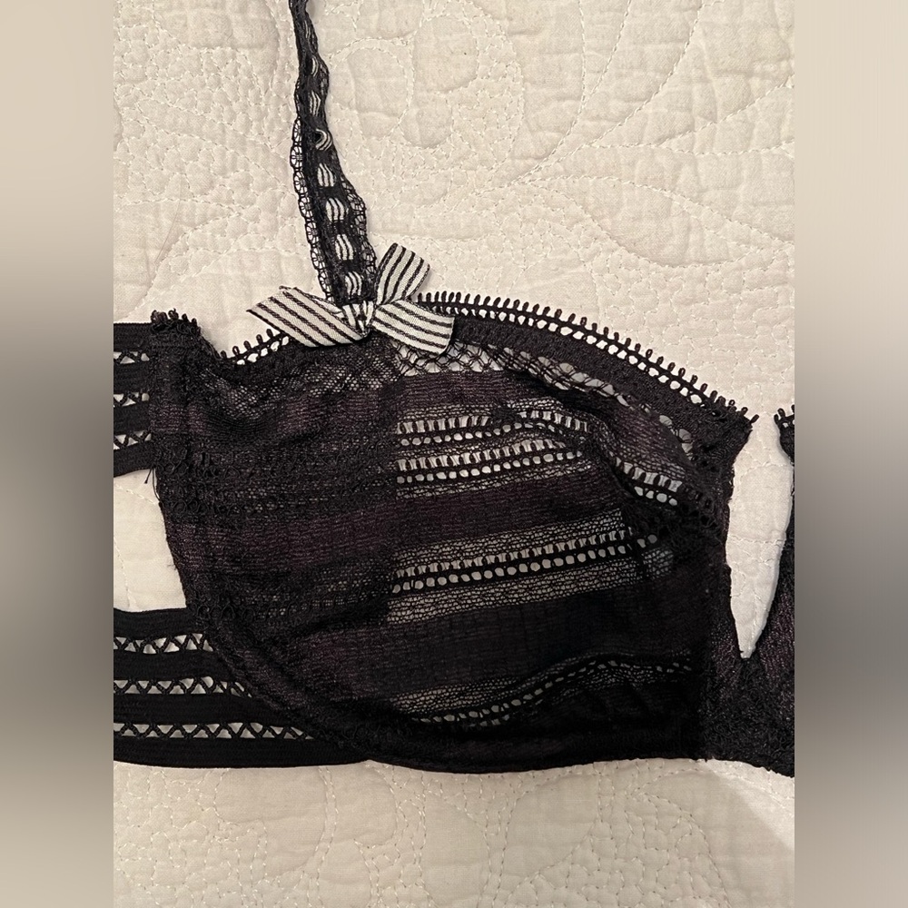 Victoria Secret Mesh Wired Bra 34B